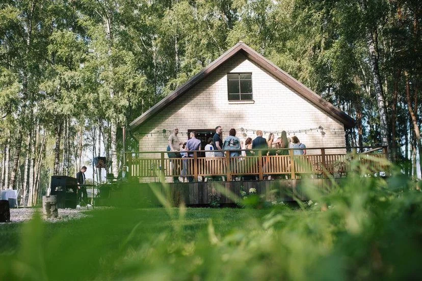 Svētku galda klājums banketu zālē Mārupē